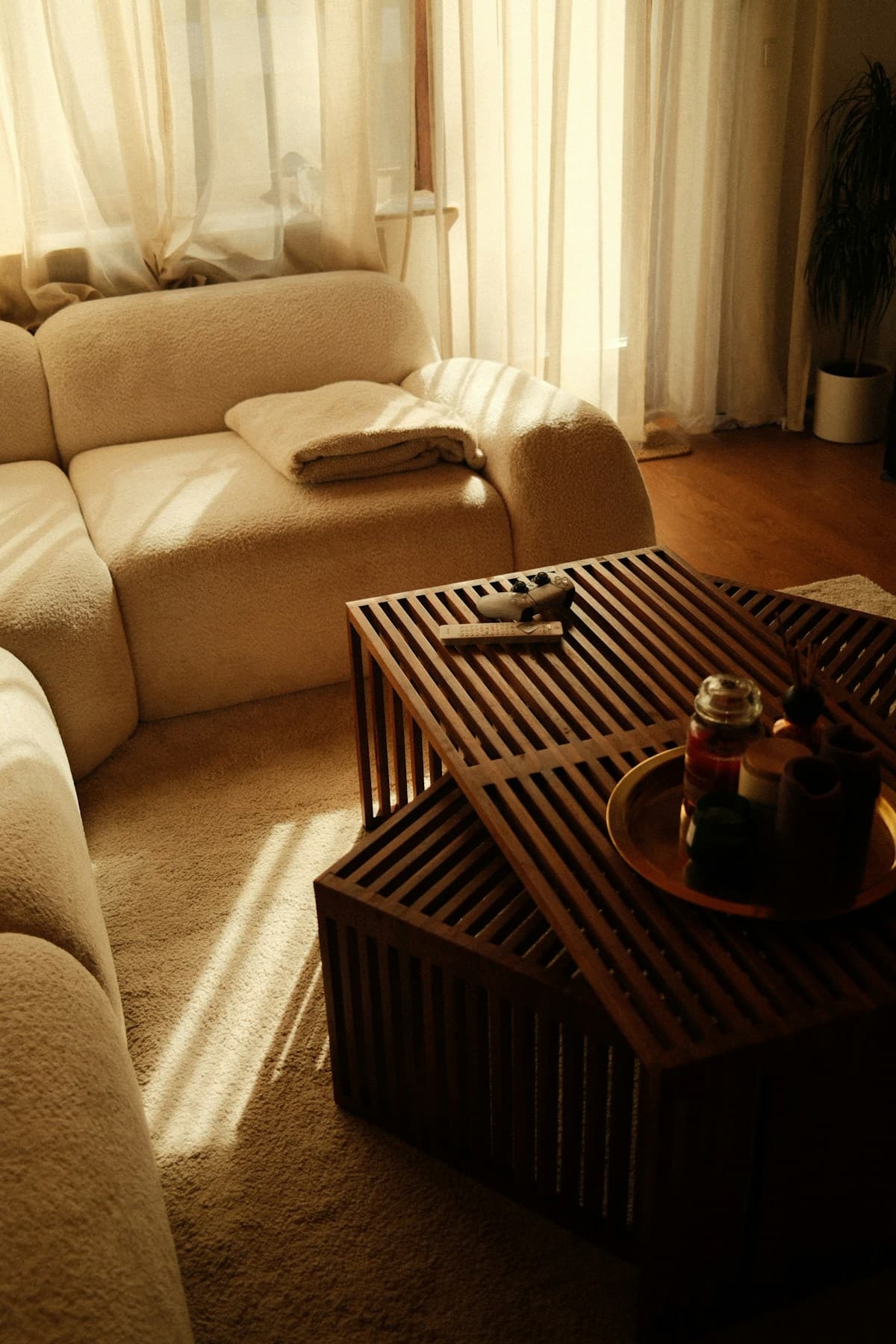 Ett solbelyst vardagsrum med en ljus soffa